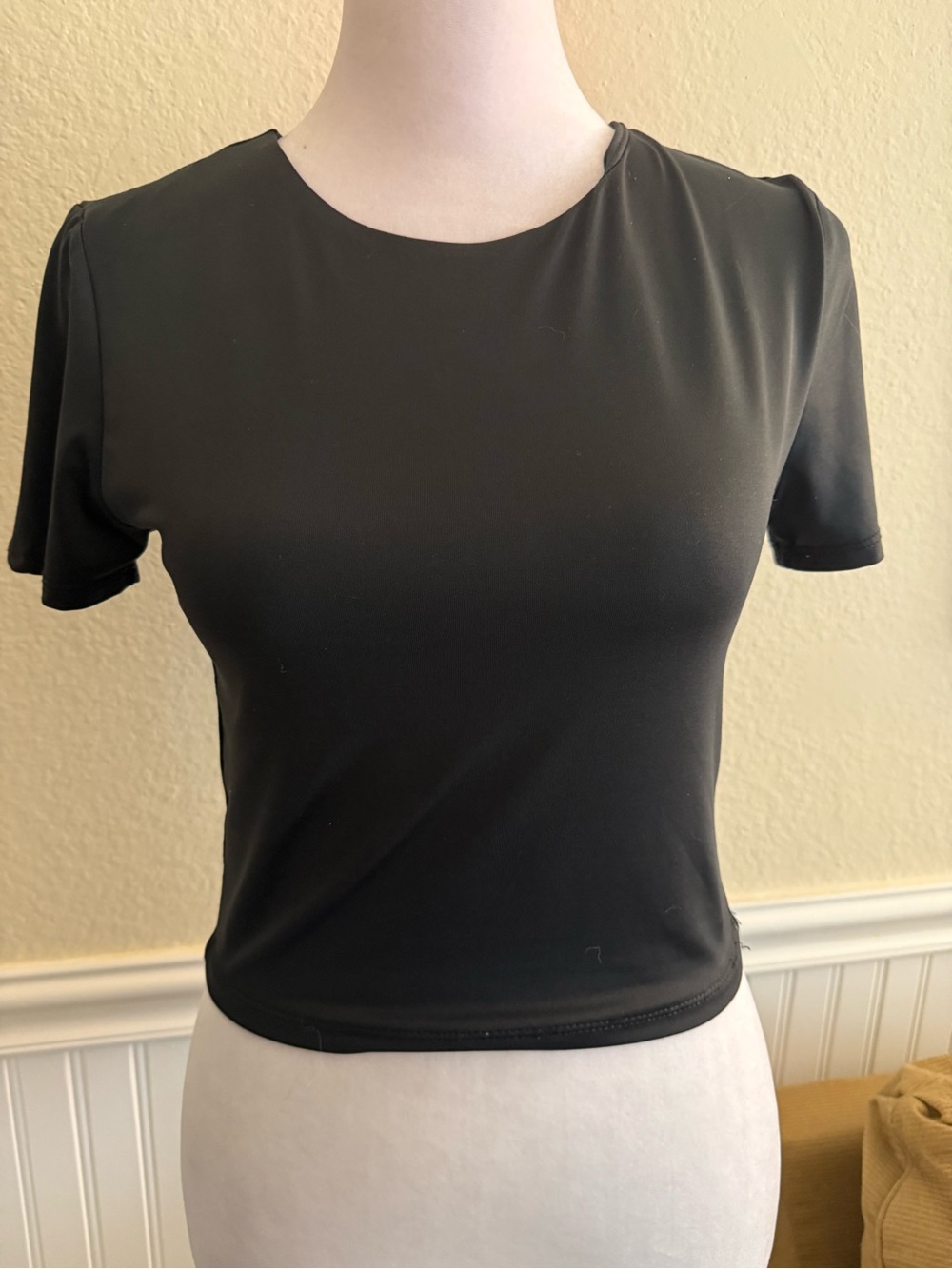 Women’s Black Crop Crewneck Short Sleeve Top